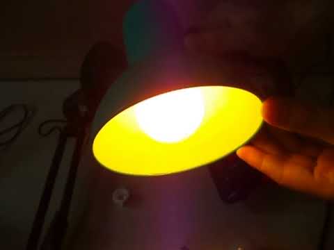 Bóng đèn sợi đốt truyền thống với đèn học