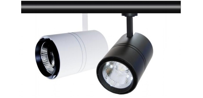 Dùng đèn chiếu điểm tạo thành từng điểm ánh sáng ở hồ cá