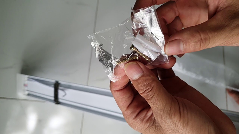 Dùng vít cố định tai cài của đèn