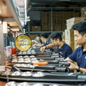 nhân viên elmall làm việc tại xưởng